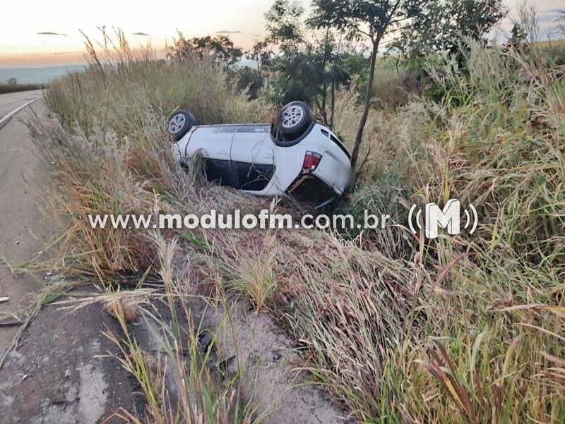 Veículo invade pista contrária, bate em carreta, capota e...
