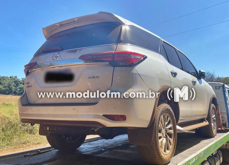 Carro roubado durante assalto à mão armada em barracão de empresa de café é localizado abandonado