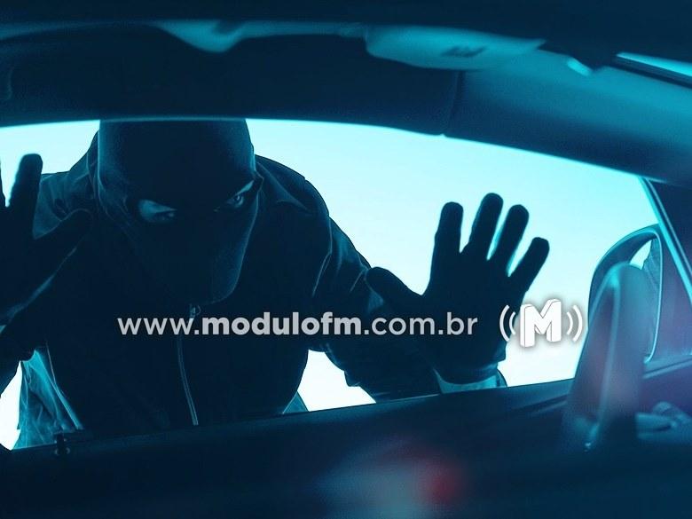 Homem deixa chave na ignição e tem carro furtado em Coromandel