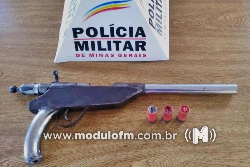 Homem é preso em flagrante com arma de fogo, após ameaçar companheira em Guimarânia