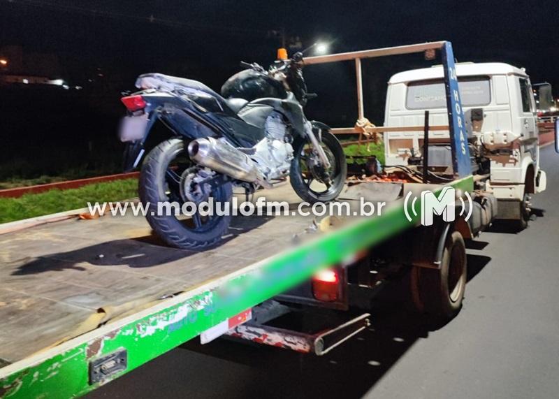 Imagem 2 do post Motociclista tenta fugir de abordagem policial e bate moto em mureta na Avenida José Amando Queiroz