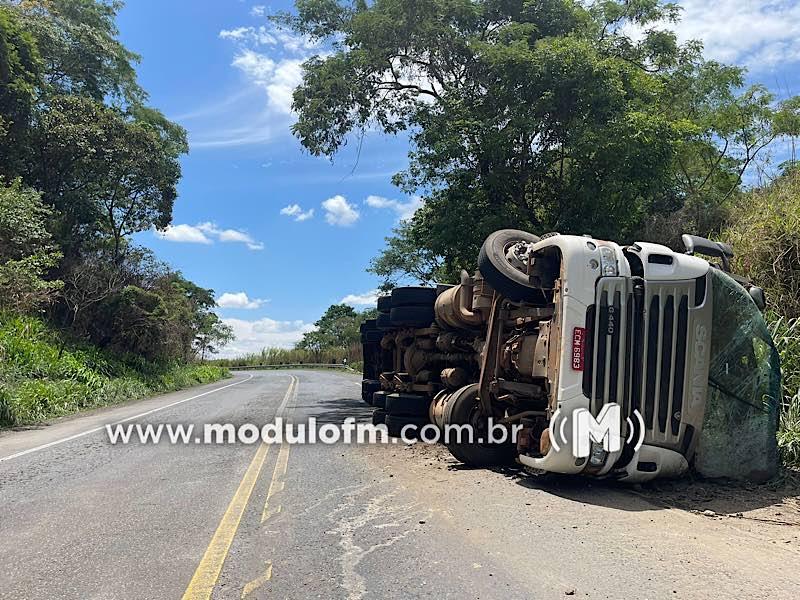 Motorista perde controle de carreta, tomba e fica preso às ferragens na MG-187 em Salitre de Minas