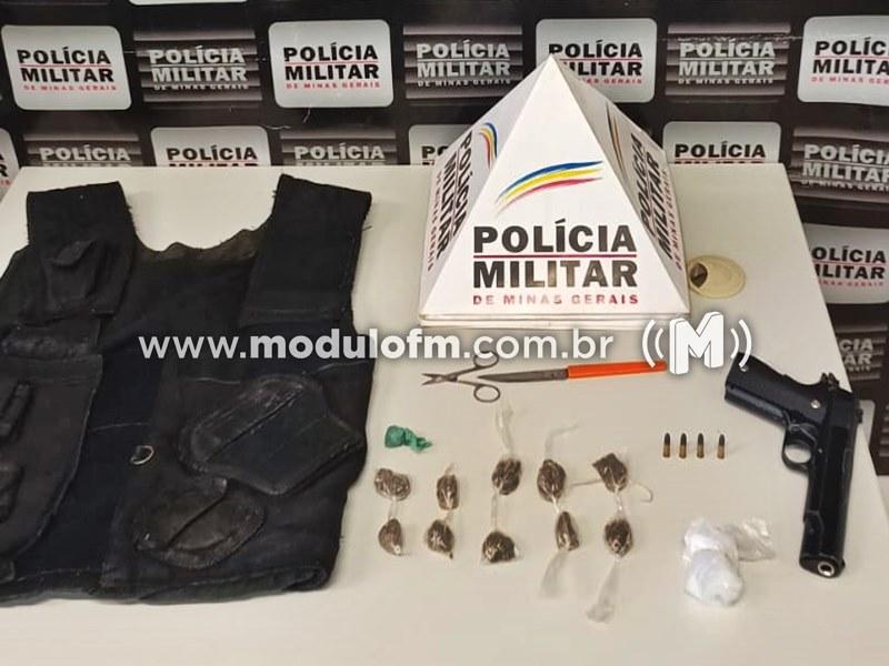 PM prende dupla com drogas, replica de arma de fogo e capa de colete balístico no bairro Jardim Sul