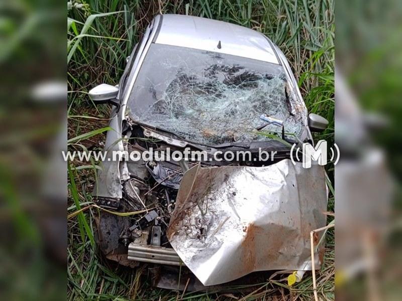 Carro capota e três pessoas ficam feridas na BR-365 em Patrocínio