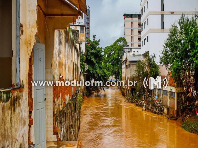 Chuvas em Minas deixam 131 cidades em estado de...