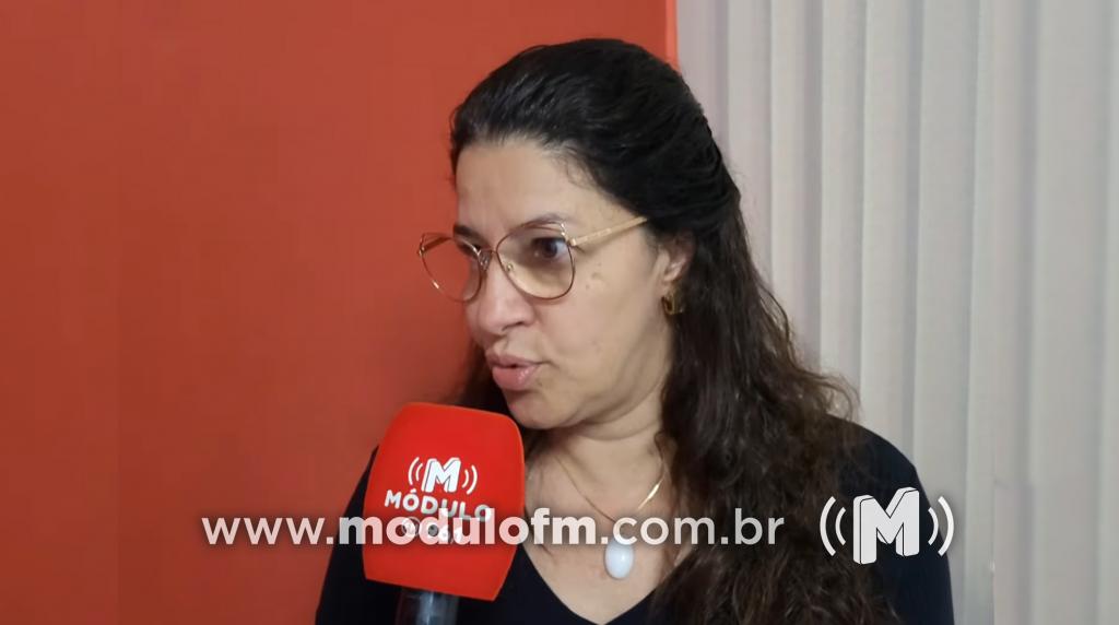 Coordenadora tira dúvidas da população quanto ao concurso da prefeitura