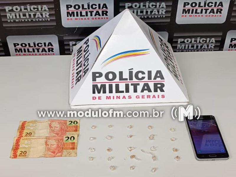 Homem é preso após ser flagrado com pedras de crack dentro da boca no bairro Santo Antônio