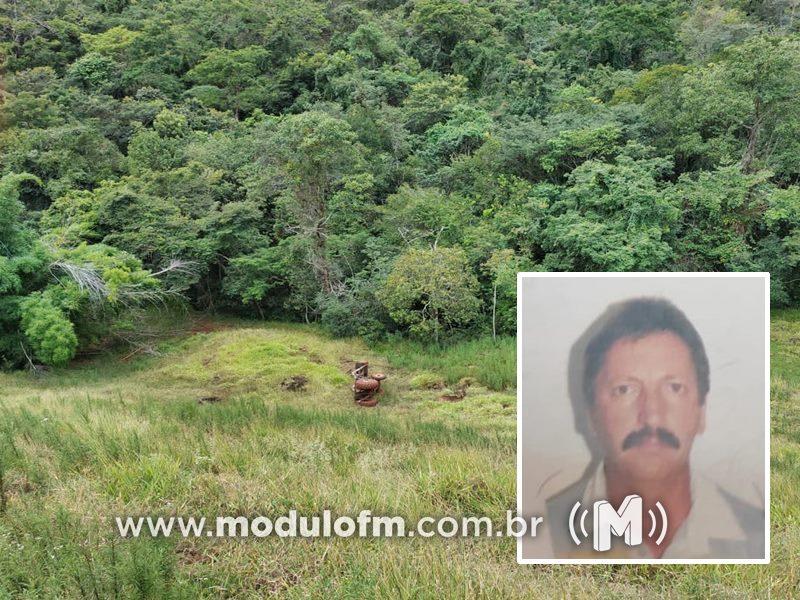 Idoso morre após trator tombar e cair em ribanceira...