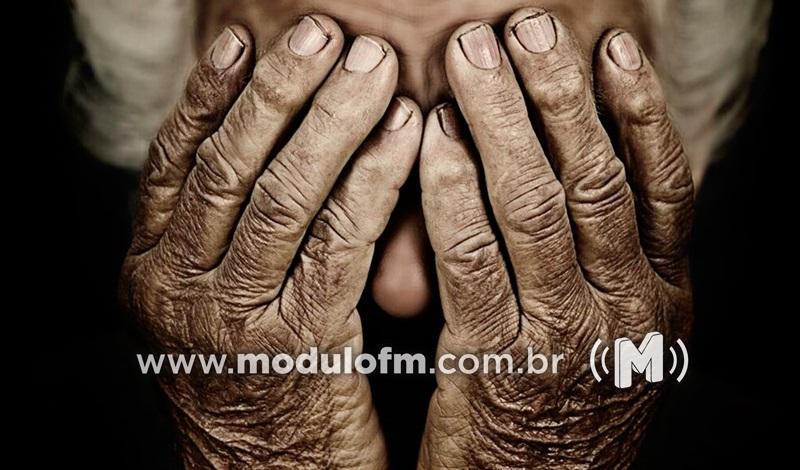 Jovem sufoca avó de 81 anos para roubar aliança...