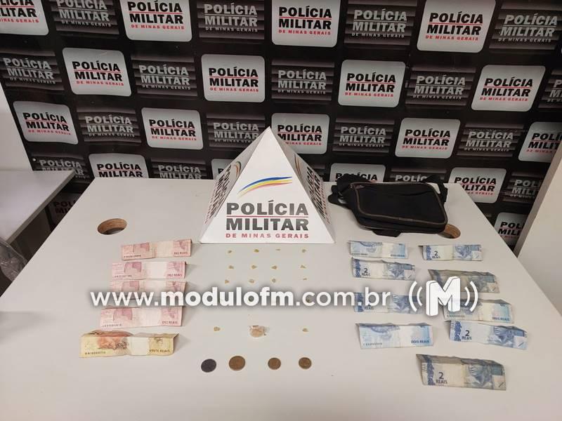 Após atitude suspeita, homem é preso com drogas no...