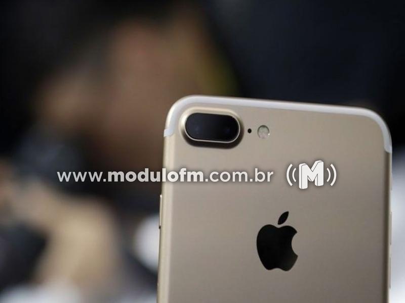 Câmera de segurança flagra rapaz furtando celular dentro loja...