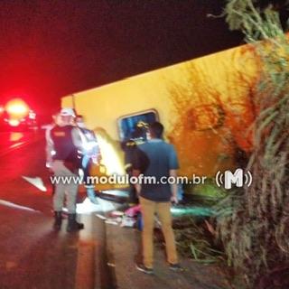 Ônibus escolar de Serra do Salitre tomba e deixa...