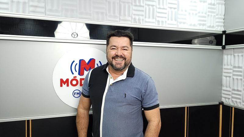 Cantor Michel destaca história e sucessos da dupla Max...