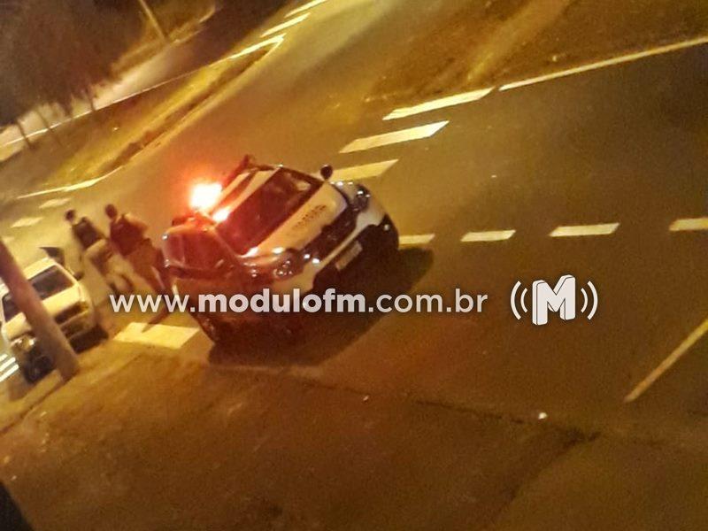Mulher fica ferida após colidir veículo em poste de iluminação pública em Patrocínio