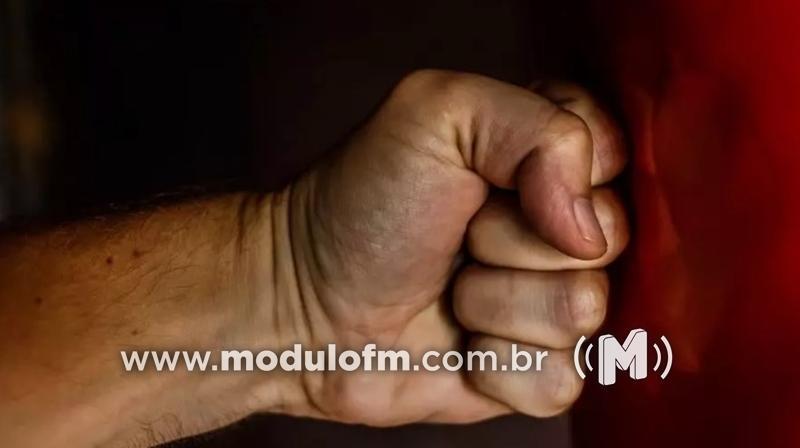 Violência no trabalho: encarregado agride mulher com socos e chutes em empresa de Patrocínio