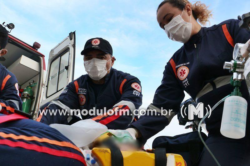 Colisão entre motocicleta e veículo deixa mulher ferida em Patrocínio