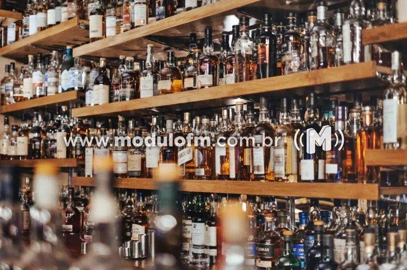 Criminosos invadem estabelecimento comercial e furtam bebidas alcoólicas em Patrocínio