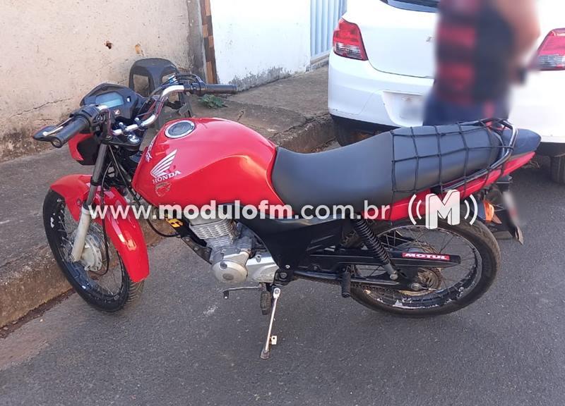 Deu ruim: Homem é flagrado empinando moto e fazendo ‘zerinho’ em Patrocínio