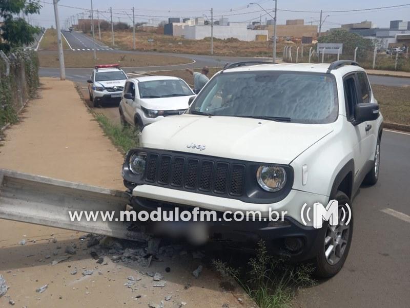 Mulher sofre mal-estar, colide veículo e derruba poste em...