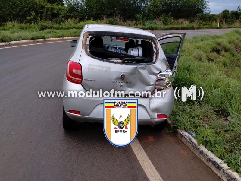 Carreta colide na traseira de veículo na MG-190 em...