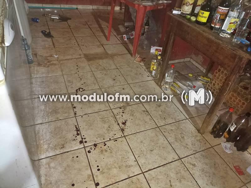 Pai atira no filho após briga por pagamento em...