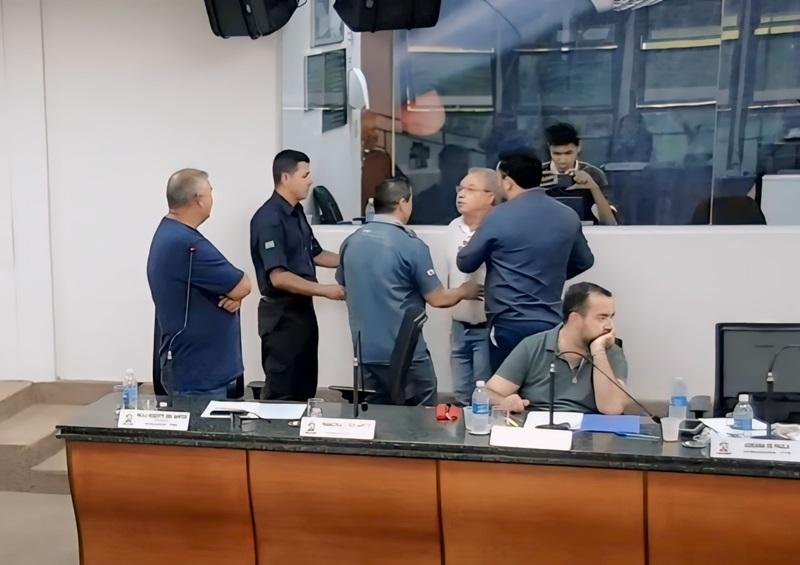 Reunião da Câmara de Patrocínio é encerrada após discussão...