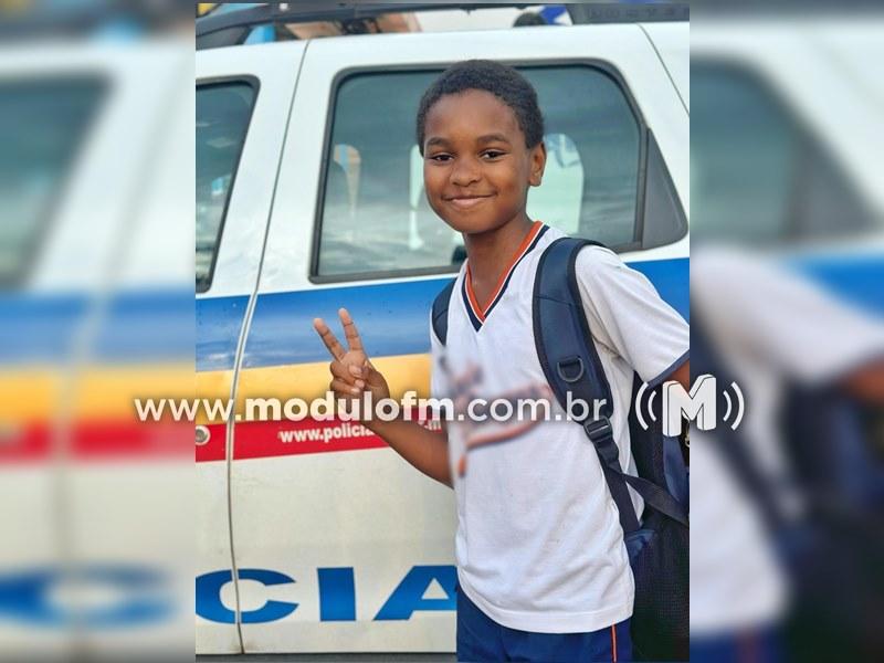 Garoto de 10 anos devolve celular que encontrou na rua e ganha novo aparelho como reconhecimento