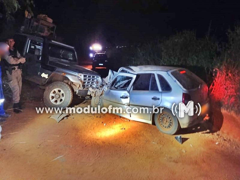 Duas pessoas ficam gravemente feridas após colisão frontal entre...