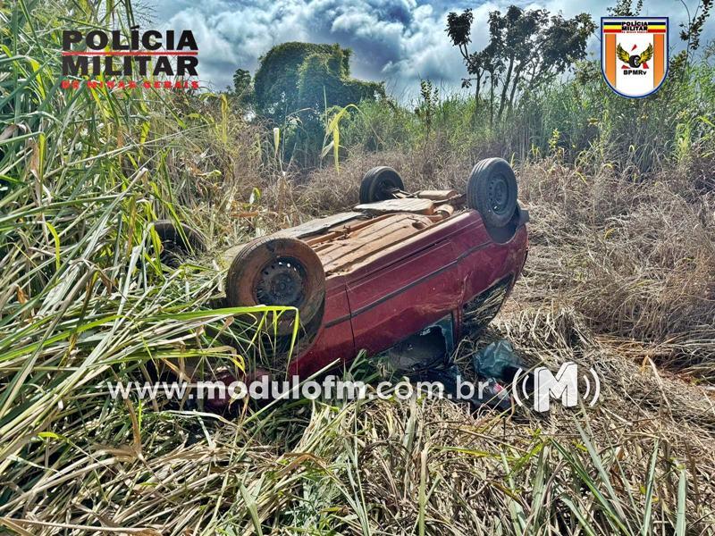 Veículo capota após motorista perder controle em curva na...