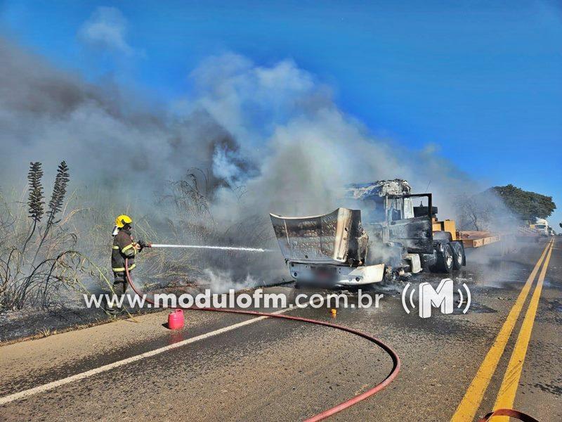 Carreta fica destruída após incêndio provocado por curto-circuito na...