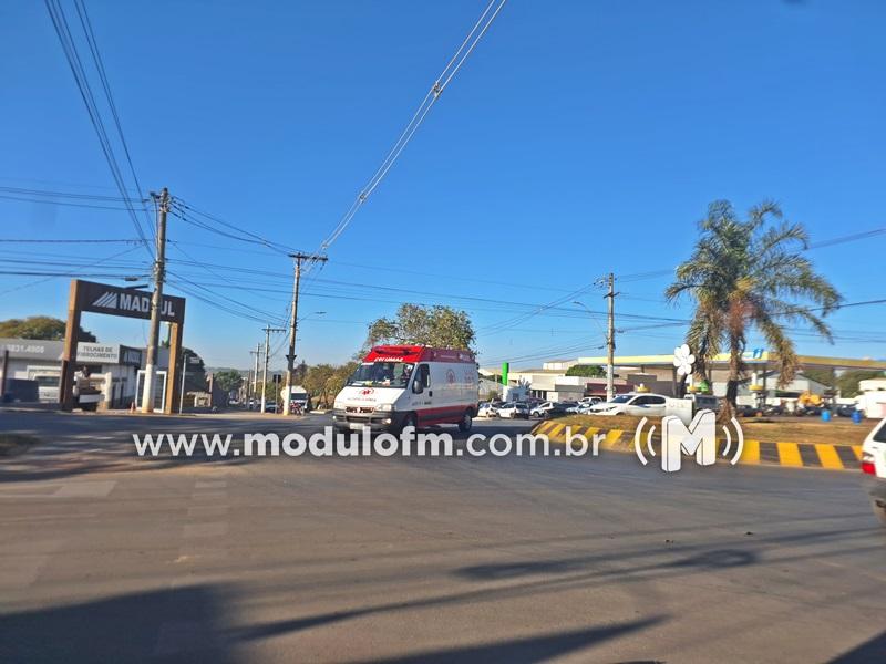 Rotatória perigosa: acidente entre motocicleta e carro deixa jovem...