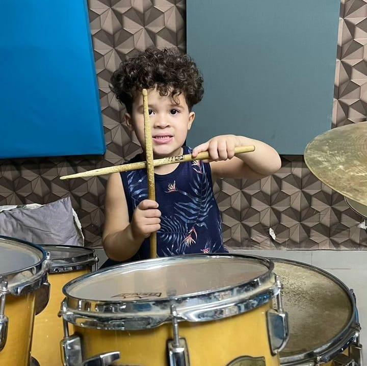 Baterista prodígio de Patrocínio, Nicollas é sucesso nas redes...