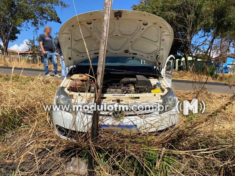 Homem fica ferido em colisão entre carro e caminhão...