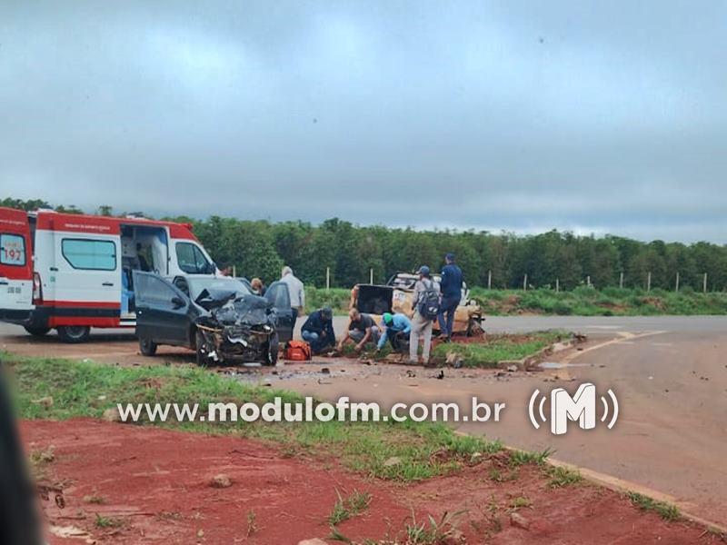 Colisão entre carro e picape deixa jovem ferido na...
