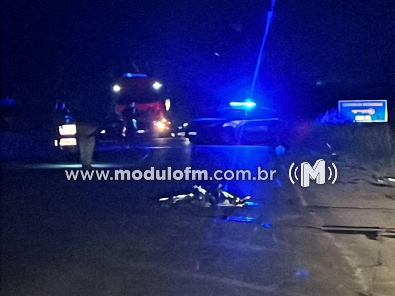 Motociclista de 21 anos morre após colisão com caminhão...