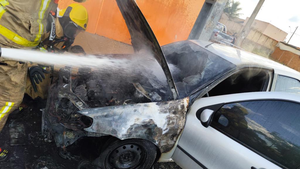 Bombeiros combatem incêndio em veículo no bairro Jardim Sul,...