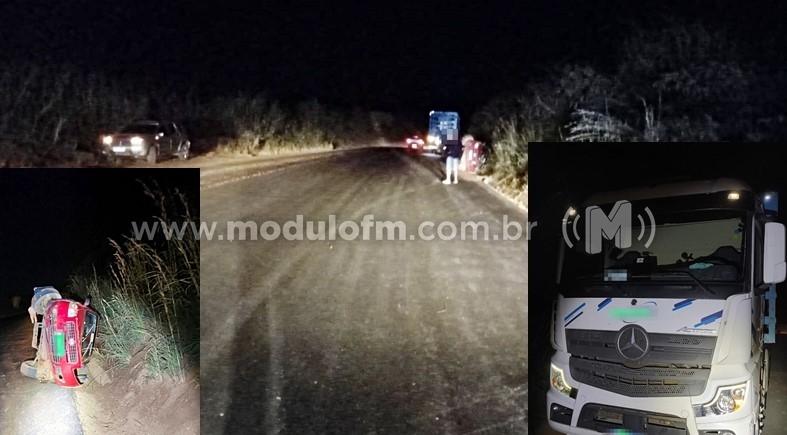 Picape tomba após colisão com caminhão na MGC-354