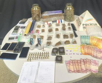 Polícia flagra tráfico de drogas em Patrocínio e prende...