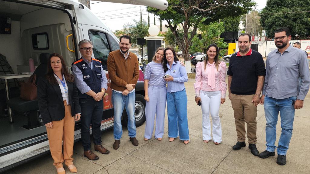 Prefeito Gustavo Brasileiro realiza entrega de vacimóvel, retroescavadeira e ônibus escolar