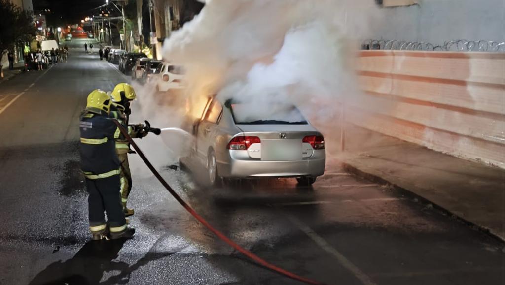 Veículo pega fogo após colisão no centro de Patrocínio e condutor foge do local