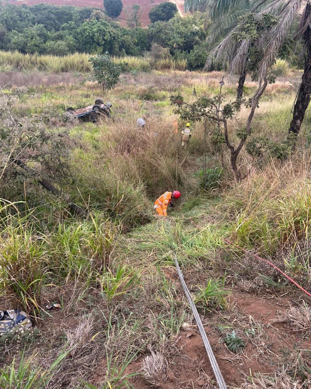 Capotamento na BR-365 deixa uma pessoa morta e duas feridas neste domingo (13) em Patrocínio