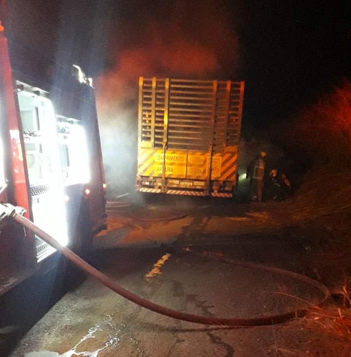 Incêndio destrói maquinário agrícola em carreta na BR-365 próximo a Guimarânia