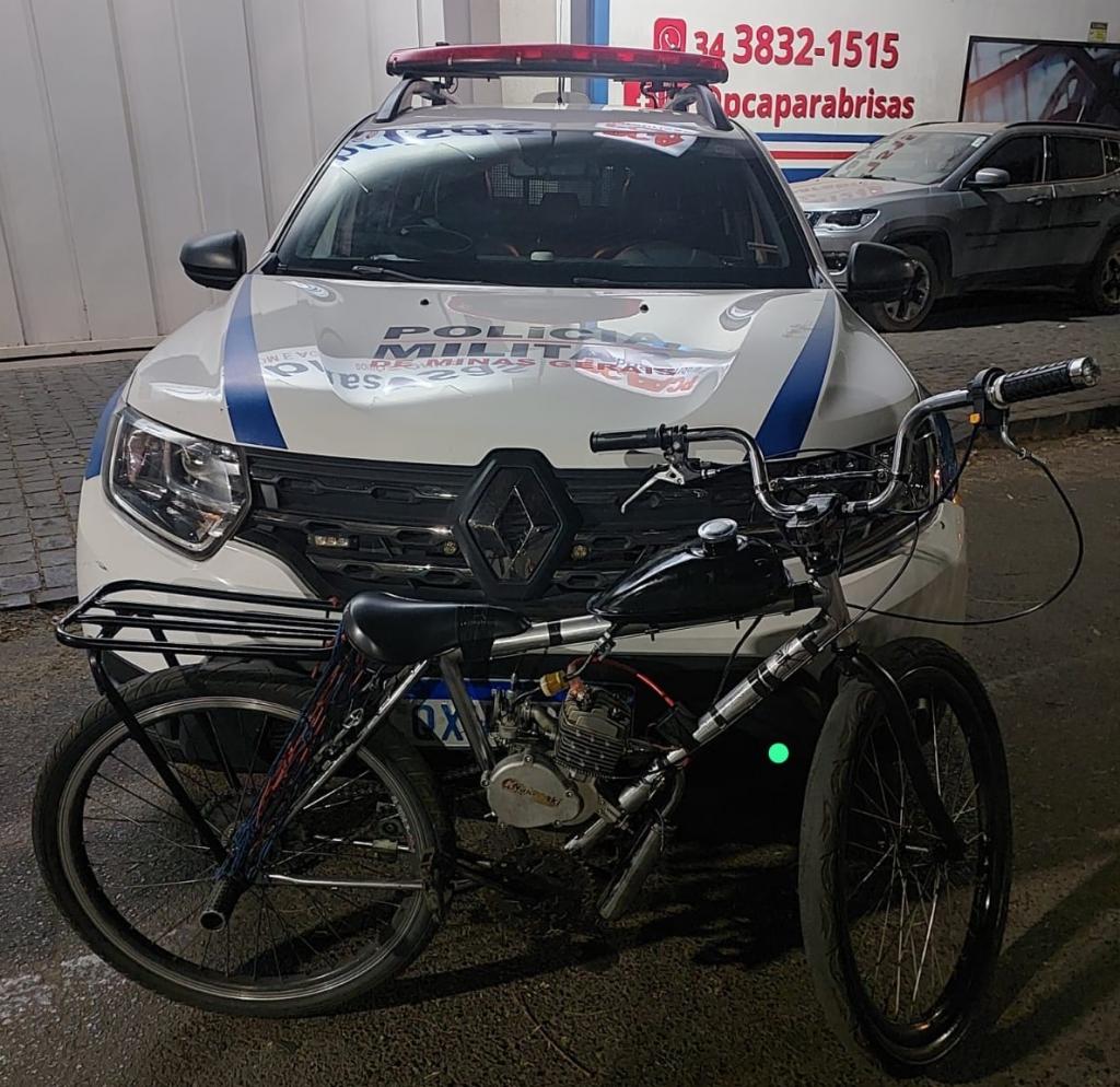 Jovem foge da Polícia Militar com ciclomotor e é abordado em Patrocínio