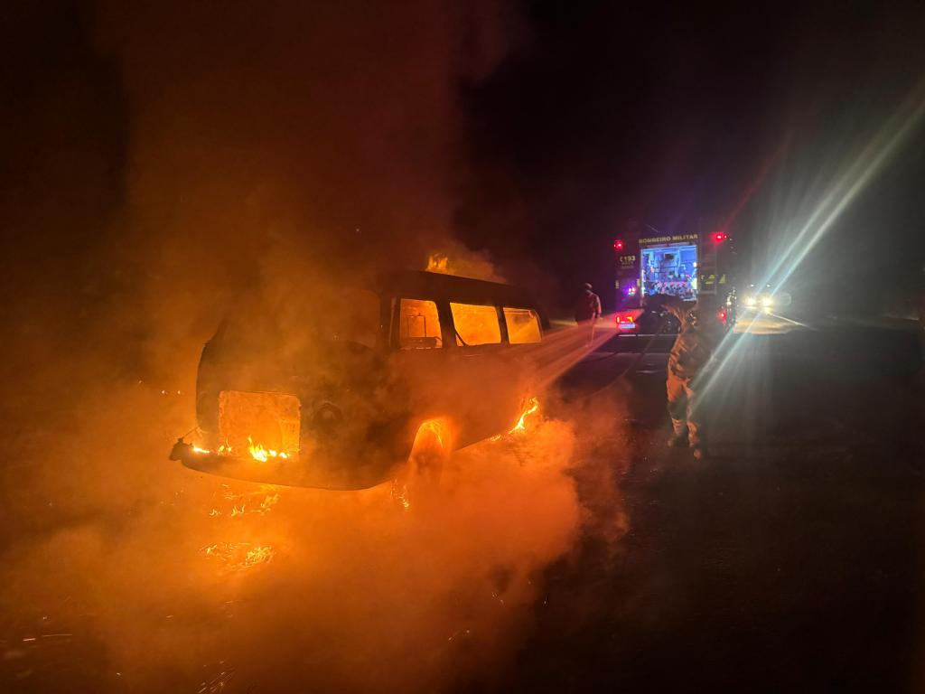 Kombi pega fogo e fica completamente destruída na BR-365