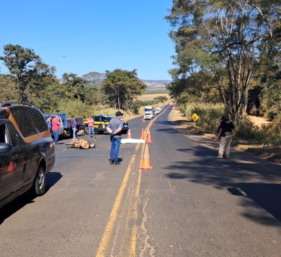 Motociclista morre em grave acidente na BR-365, próximo à ponte do Rio Espírito Santo