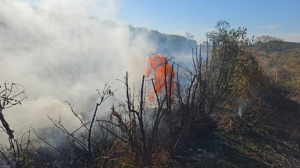 Imagem 2 do post Incêndio em pastagem atinge 10 hectares de fazenda e mobiliza Corpo de Bombeiros
