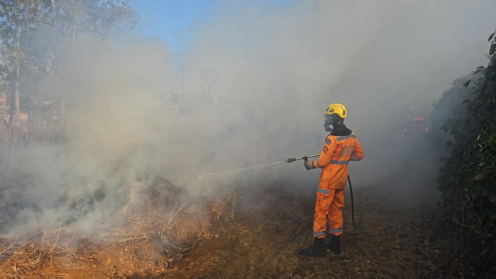 Incêndio em pastagem atinge 10 hectares de fazenda e mobiliza Corpo de Bombeiros