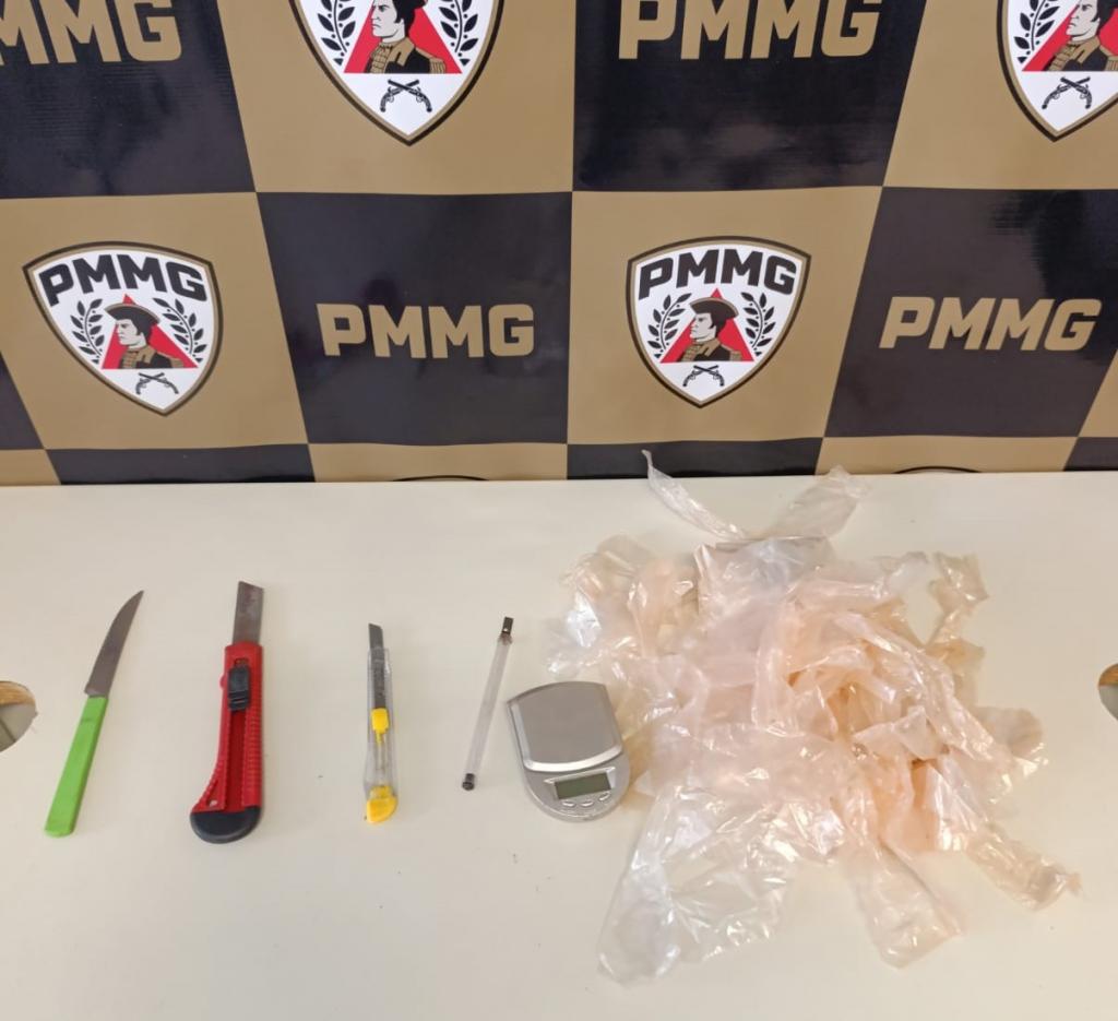 Adolescentes são apreendidos com facas e estiletes em escola...