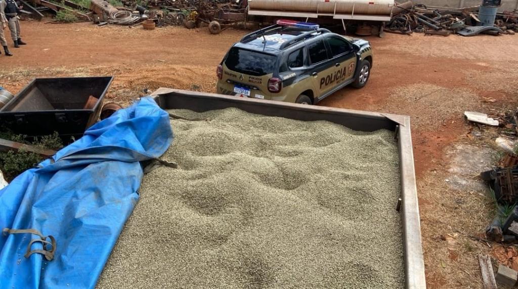 Carga de café roubada em Patrocínio é recuperada em...