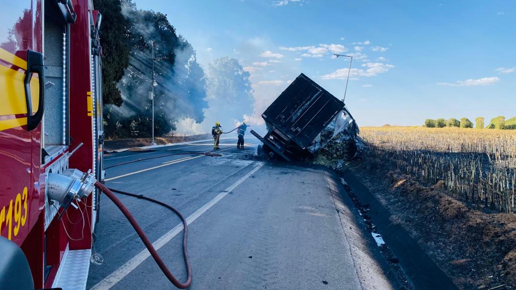 Carreta carregada de batatas pega fogo na BR-146 em...